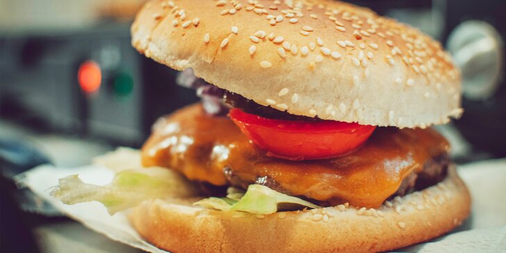 Napěchovaný hovězí burger a hranolky na odnos s sebou pro 1 nebo 2 osoby