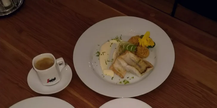 Čtyřchodové menu v restauraci Galerie Třeboň pro 1 či 2 osoby: rybí polévka, candát i lívanečky