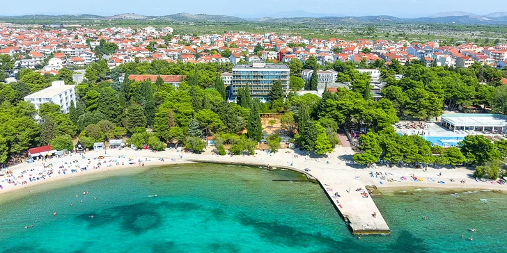 Užijte si Chorvatsko: pobyt u pláže s polopenzí a vstupem do bazénu
