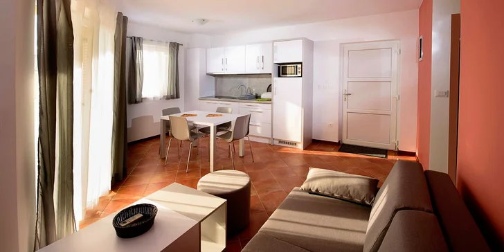 Pěkně zařízené apartmány až pro 6 osob kousek od pláže na jihu Istrie