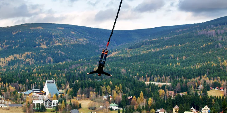 Extrémní bungee jumping z televizní věže v Harrachově: termíny od srpna 2023 do února 2024