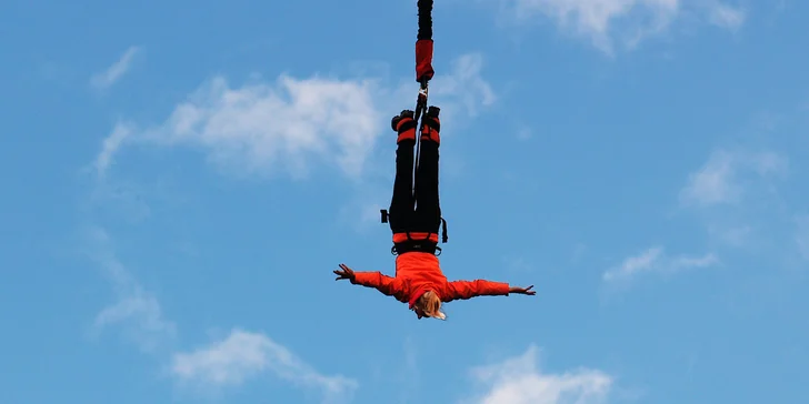 Extrémní bungee jumping z televizní věže v Harrachově: termíny od srpna 2023 do února 2024