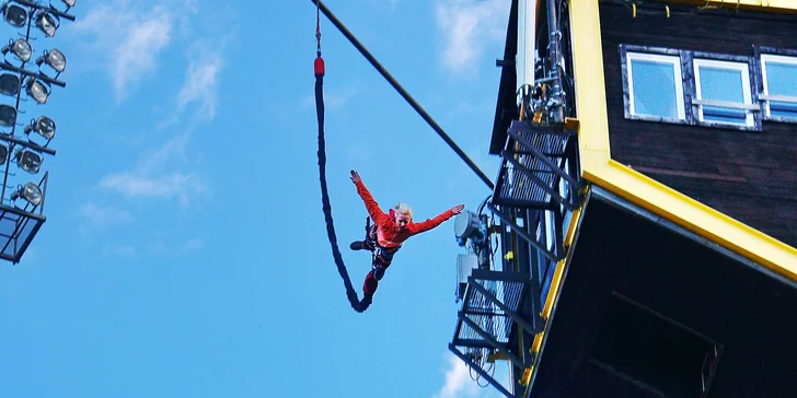 Extrémní bungee jumping z televizní věže v Harrachově: termíny od srpna 2023 do února 2024