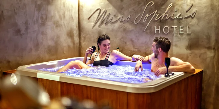 90minutový romantický balíček v privátním wellness: vířivka, sauna i občerstvení