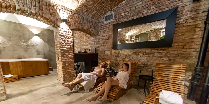 90minutový romantický balíček v privátním wellness: vířivka, sauna i občerstvení