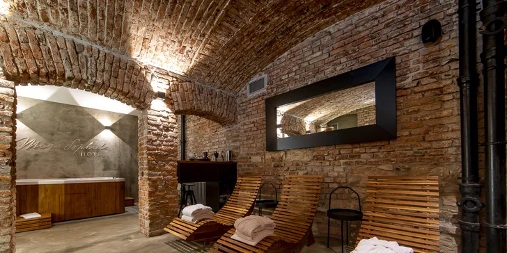 90 minut v privátním wellness až pro 3 osoby: vířivka, sauna i občerstvení