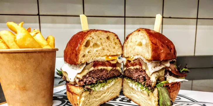 Burger menu podle výběru s domácími hranolky pro 1 i 2 osoby