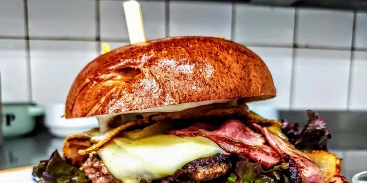 Burger menu podle výběru s domácími hranolky pro 1 i 2 osoby