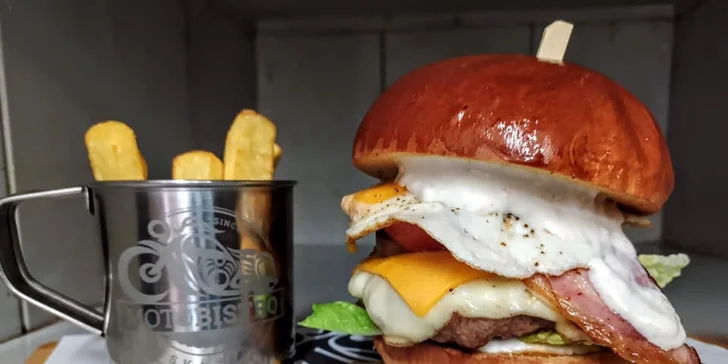 Burger menu podle výběru s domácími hranolky pro 1 i 2 osoby