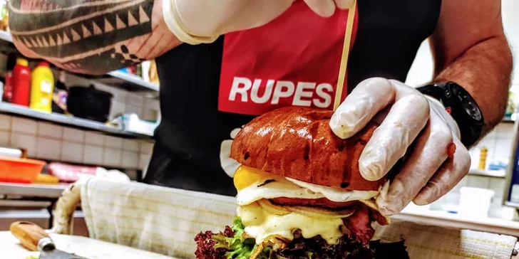 Burger menu podle výběru s domácími hranolky pro 1 i 2 osoby