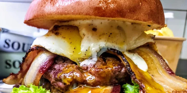 Burger menu podle výběru s domácími hranolky pro 1 i 2 osoby