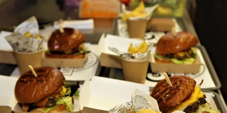 Burger menu podle výběru s domácími hranolky pro 1 i 2 osoby