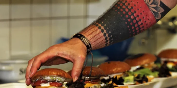 Burger menu podle výběru s domácími hranolky pro 1 i 2 osoby