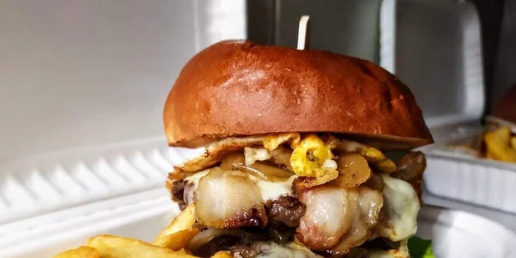 Burger menu podle výběru s domácími hranolky pro 1 i 2 osoby