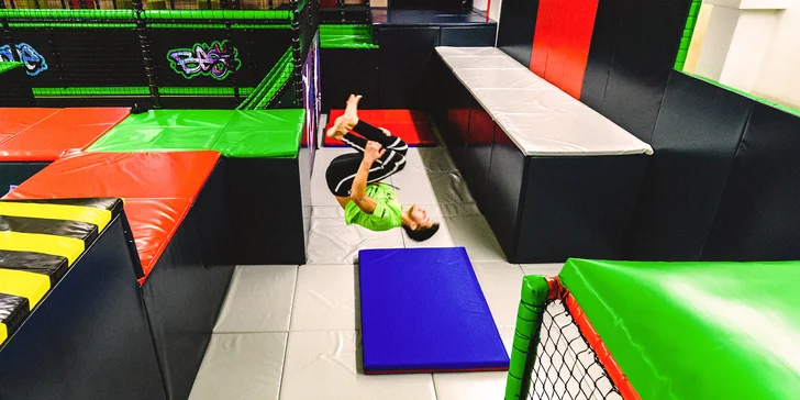 Jump aréna Tábor plná atrakcí: 1 či 2 hod. nebo celý den v trampolínovém parkour centru s plochou 1200 m²