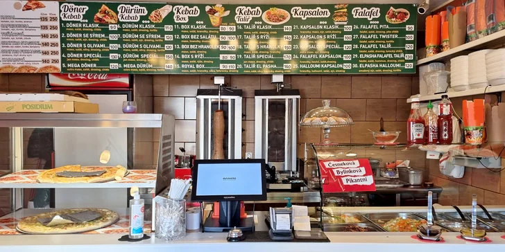 Kebab, falafel či pizza ve Strašnicích s sebou: v tortille, pita chlebu i skupinová porce s nápojem