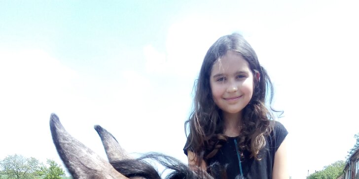 Jízda na koni či poníkovi v přírodě: pro děti, dospělé i rodiny