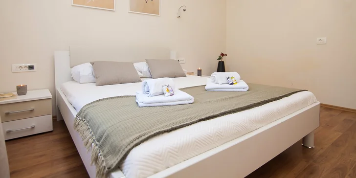 Dovolená na Makarské riviéře: apartmán se snídaní, bazén neomezeně