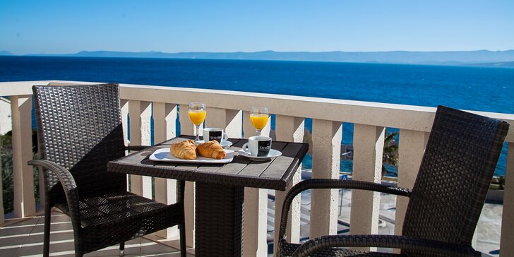 Dovolená na Makarské riviéře: apartmán se snídaní, bazén neomezeně