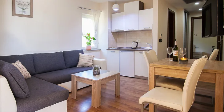 Dovolená na Makarské riviéře: apartmán se snídaní, bazén neomezeně