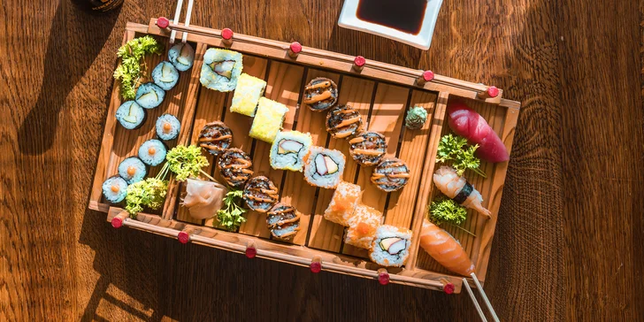 Set s 18 až 58 kousky sushi: sashimi, maki i nigiri s rybami, krevetami a zeleninou