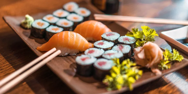 Set s 18 až 58 kousky sushi: sashimi, maki i nigiri s rybami, krevetami a zeleninou