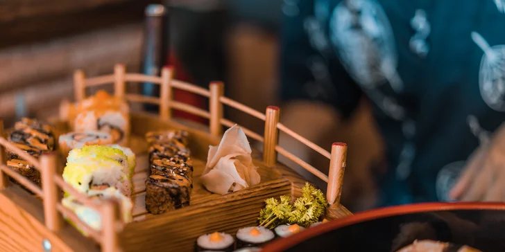 Set s 18 až 58 kousky sushi: sashimi, maki i nigiri s rybami, krevetami a zeleninou