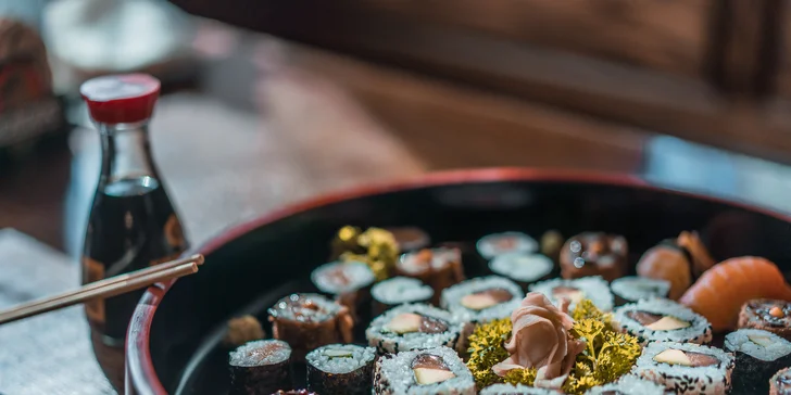 Set s 18 až 58 kousky sushi: sashimi, maki i nigiri s rybami, krevetami a zeleninou