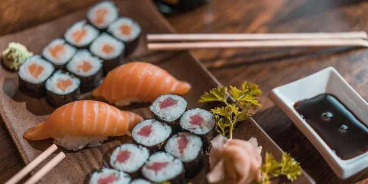 Set s 18 až 58 kousky sushi: sashimi, maki i nigiri s rybami, krevetami a zeleninou