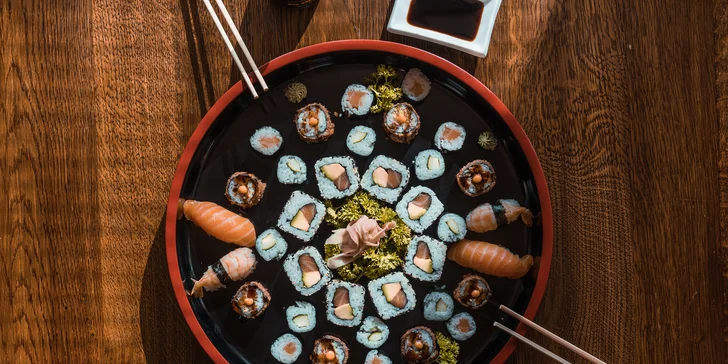 Set s 18 až 58 kousky sushi: sashimi, maki i nigiri s rybami, krevetami a zeleninou