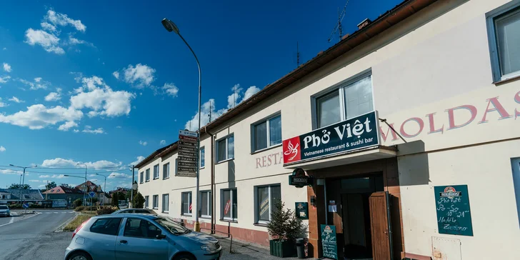 Hlavní vietnamské jídlo podle výběru s kuřecím, hovězím nebo kachnou