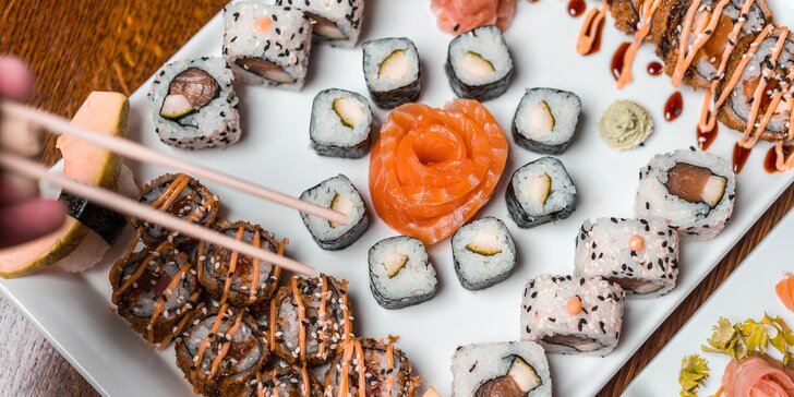 Set s 18 až 58 kousky sushi: sashimi, maki i nigiri s rybami, krevetami a zeleninou