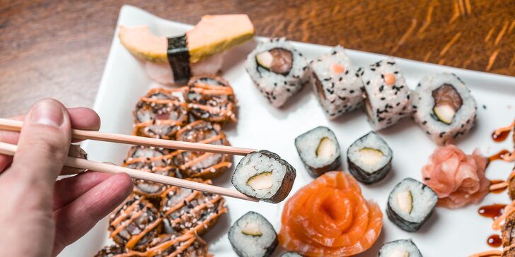 Set s 18 až 58 kousky sushi: sashimi, maki i nigiri s rybami, krevetami a zeleninou