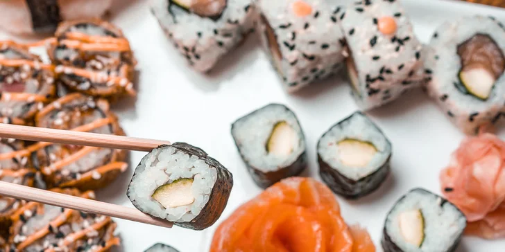 Set s 18 až 58 kousky sushi: sashimi, maki i nigiri s rybami, krevetami a zeleninou