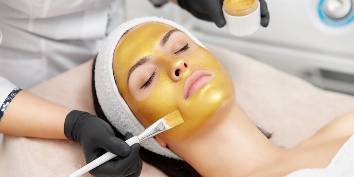 Anti-aging ošetření: kosmetická masáž s hydratačním sérem, zlatá liftingová maska i úprava obočí a řas