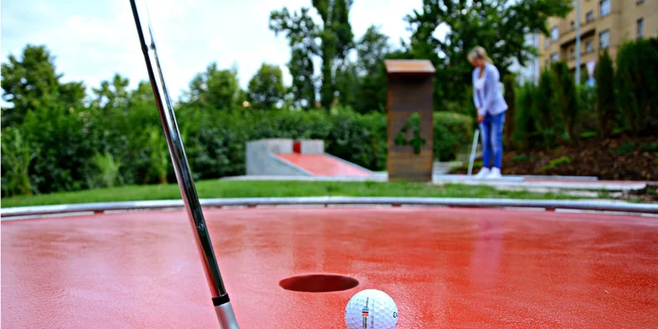 Dvojitá zábava: minigolf a vstup na Žižkovskou věž pro jednoho i rodinu