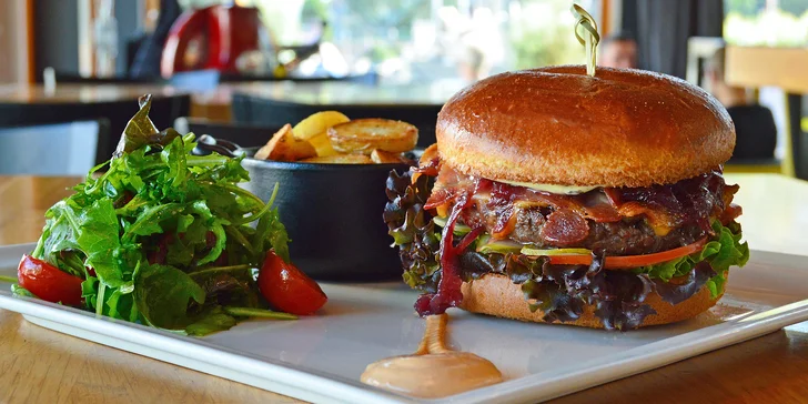 Vstup na Žižkovskou věž a burger z argentinského hovězího v restauraci Miminoo