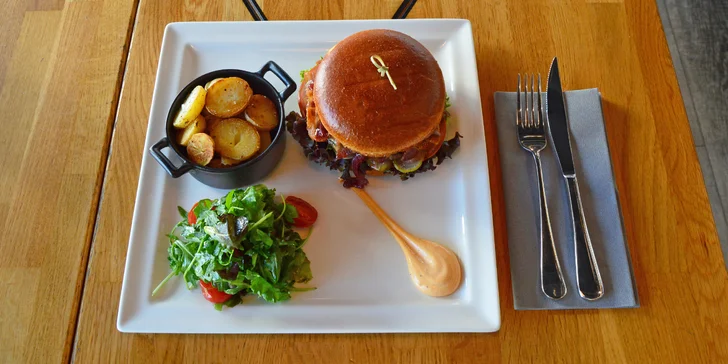 Vstup na Žižkovskou věž a burger z argentinského hovězího v restauraci Miminoo
