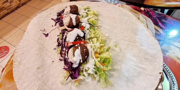 Kebab nebo domácí falafel v centru Prahy s sebou: v tortille nebo jako varianta s nápojem