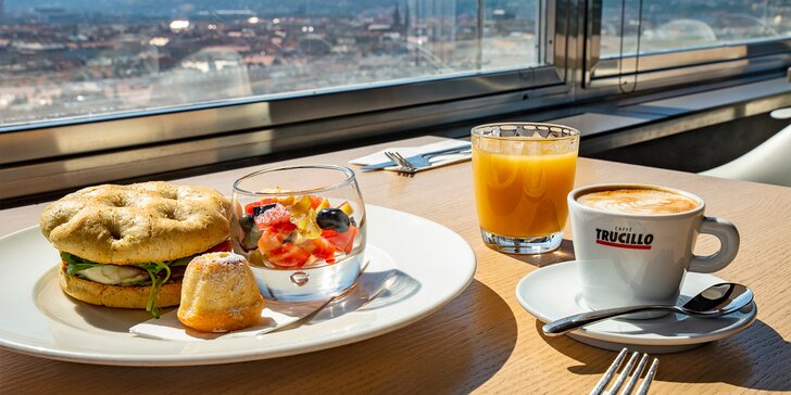 Ráno v oblacích: bohatá snídaně s focacciou a vstup na vyhlídku Žižkovské věže