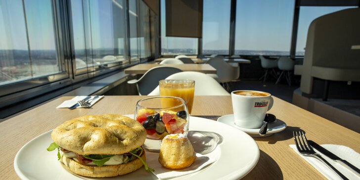 Ráno v oblacích: bohatá snídaně s focacciou a vstup na vyhlídku Žižkovské věže