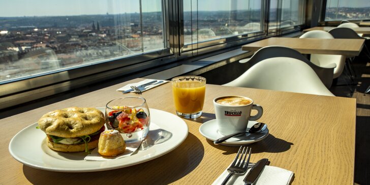 Ráno v oblacích: bohatá snídaně a vstup na vyhlídku Žižkovské věže