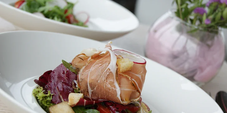 Oběd s parádním výhledem: menu v Žižkovské věži a vstup na vyhlídku