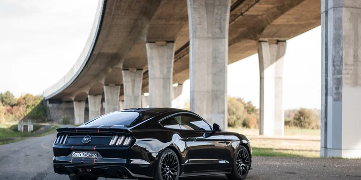 Usedněte za volant supersportu: nabušený Ford Mustang GT 5.0