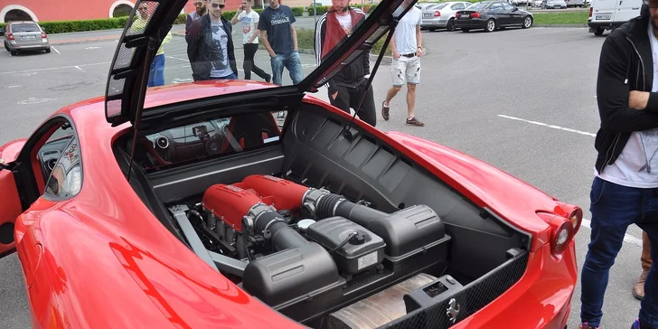 Jízda ve Ferrari nebo Lamborghini - palivo v ceně