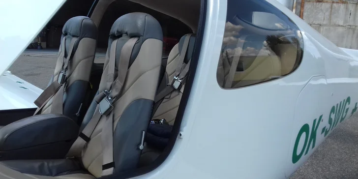 Vyhlídkový let v letadle Cirrus SR20 nad „zakázanou přehradou“ u Vyškova nebo nad Macochou a okolím