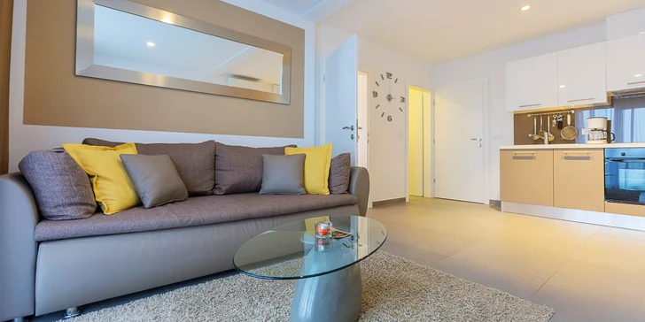 Parádní dovolená na Makarské riviéře: ubytování v apartmánu s bazénem, 900 m od pláže, 2 děti zdarma