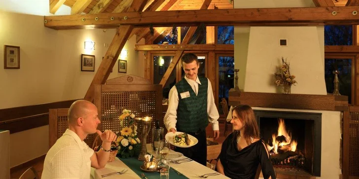 Čtyřchodové menu v Lovecké Chatě na Hluboké pro dva: hřbet z muflona, kulajda i bažantí roláda a cheesecake