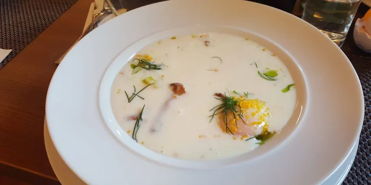 Čtyřchodové menu v Lovecké Chatě na Hluboké pro dva: hřbet z muflona, kulajda i bažantí roláda a cheesecake