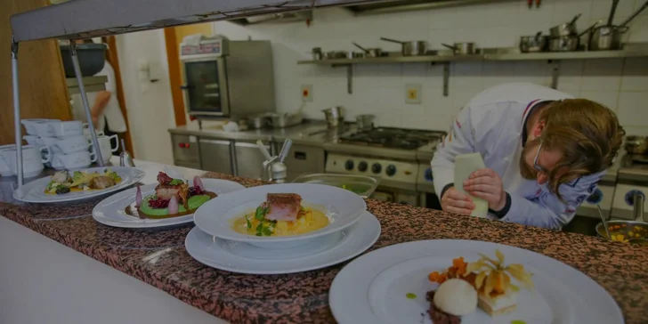 Čtyřchodové menu v Lovecké Chatě na Hluboké pro dva: hřbet z muflona, kulajda i bažantí roláda a cheesecake